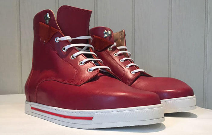 Handgefertigte rote Sneaker