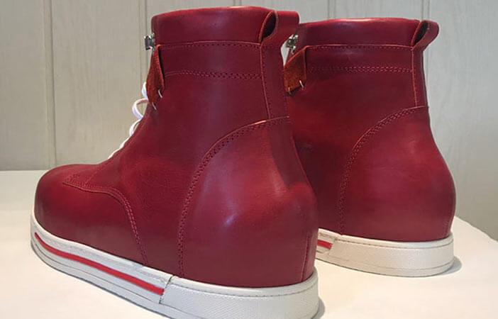 Rote Sneaker nach Kundenwunsch gestaltet