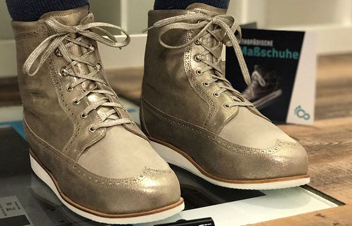 Goldfarbene maßgefertigte Schnürschuhe