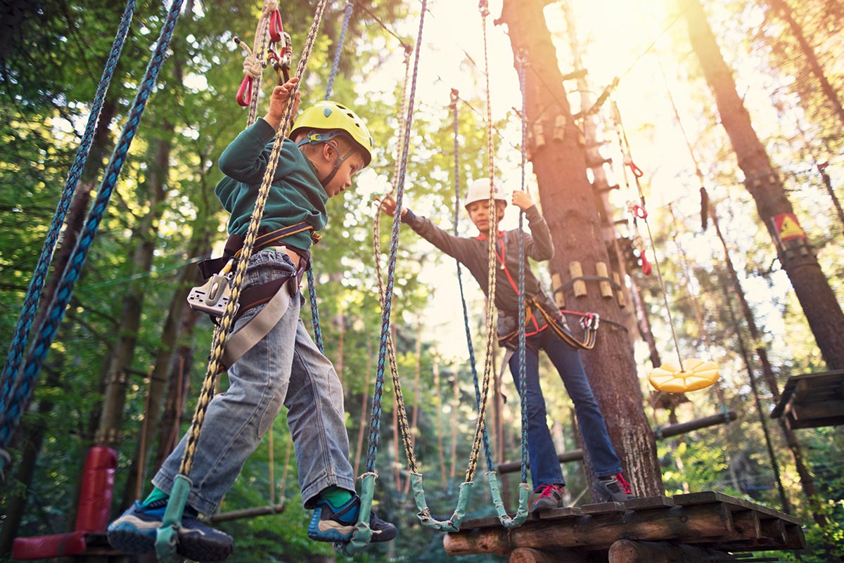 2 Kinder im Klettergarten