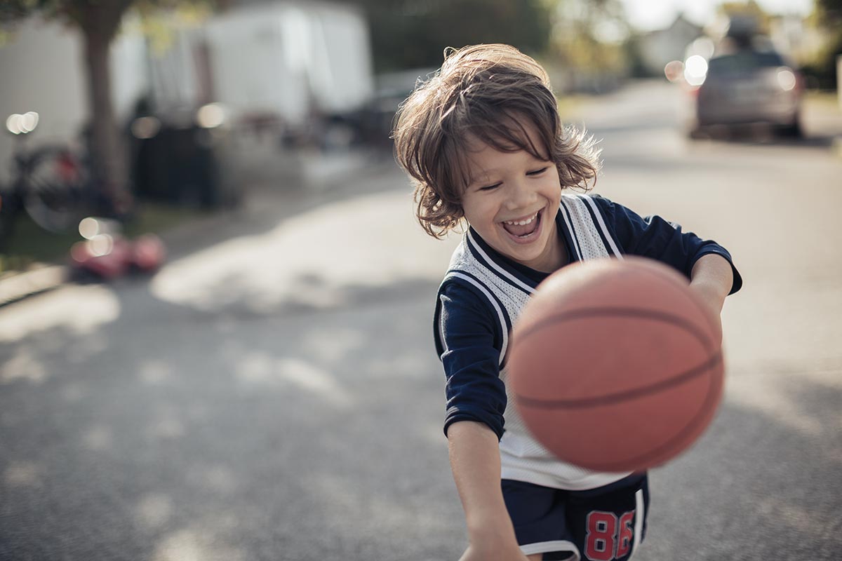 Kind beim Basketball spielen