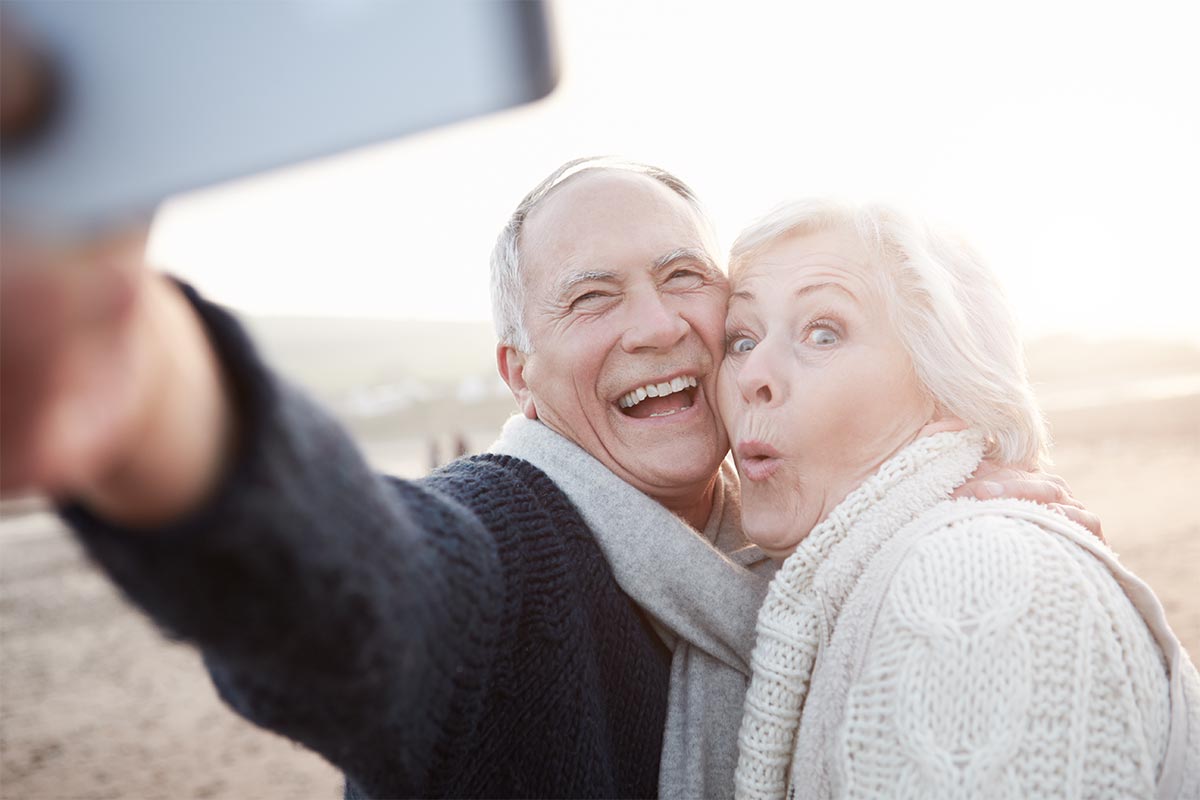Glückliches Seniorenpaar macht ein Selfie