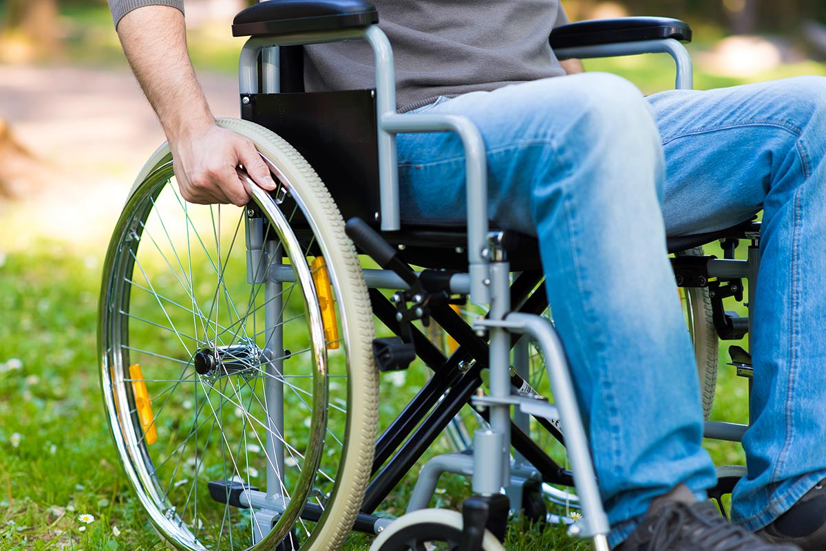 Rollstuhlfahrer auf einem Rasenplatz