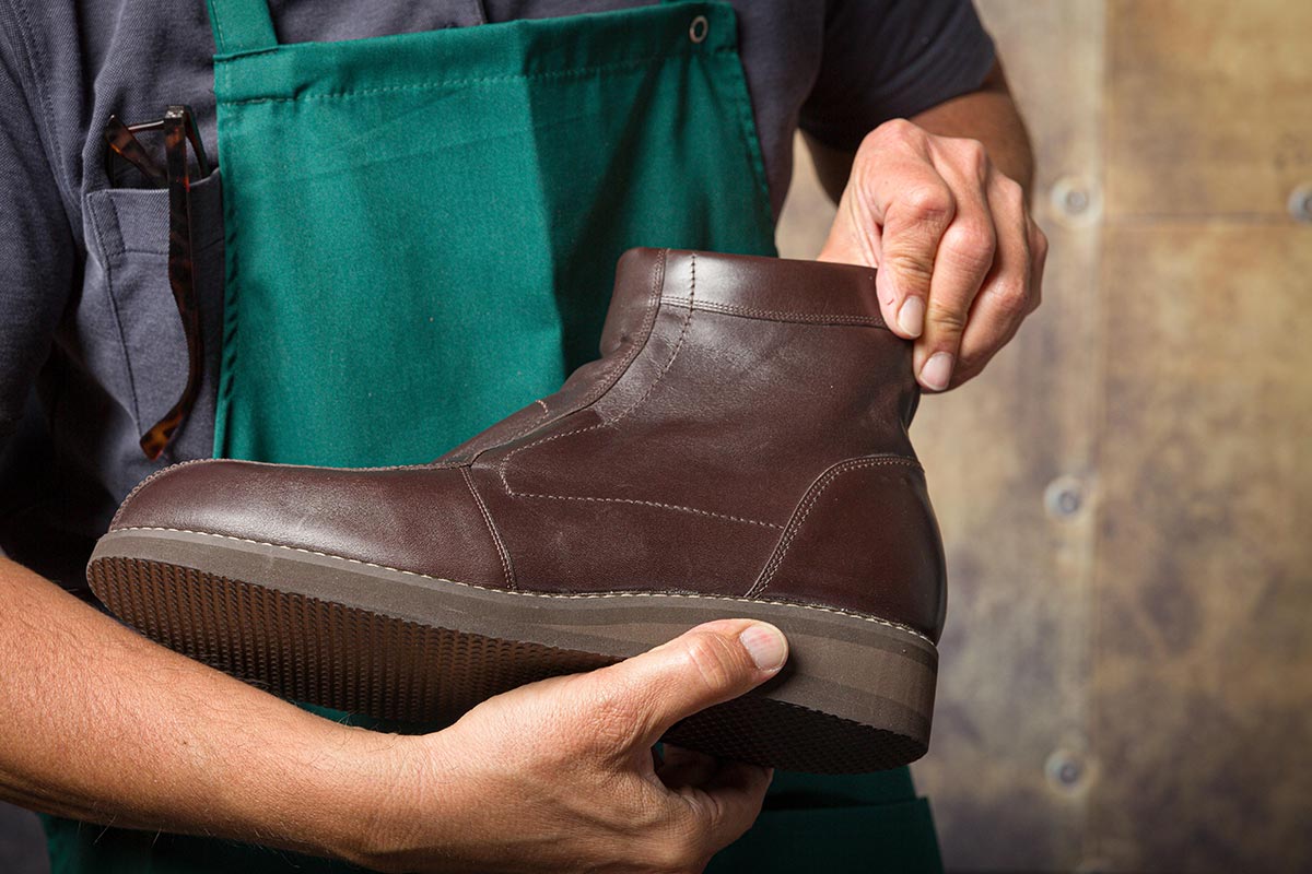 Orthopädieschuhmacher prüft einen Schuh für die Zurichtung